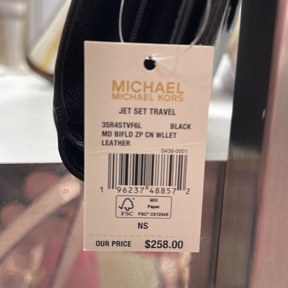 MICHAEL KORS
Medium Crossgrain Leather Wallet
Black 
NWT - Picture 16 of 16